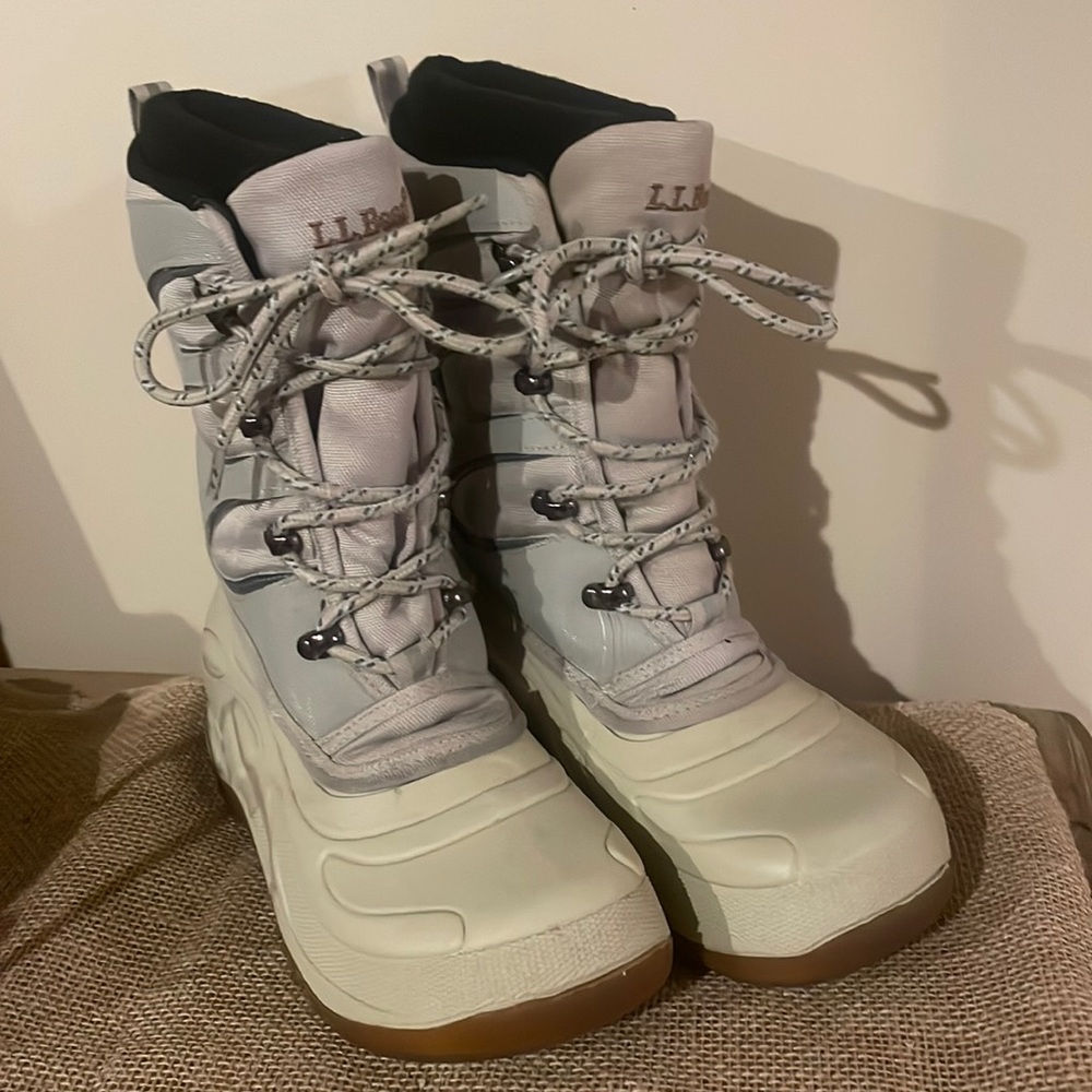 LL Bean Kids Insulated Snow Boots
w/Liner Suede Shoelaces Sz 2